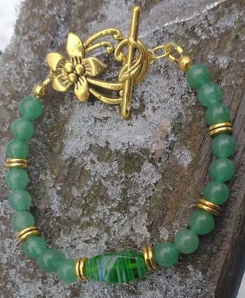GREEN FLORAL AND BRASS CLASP BRACELET 